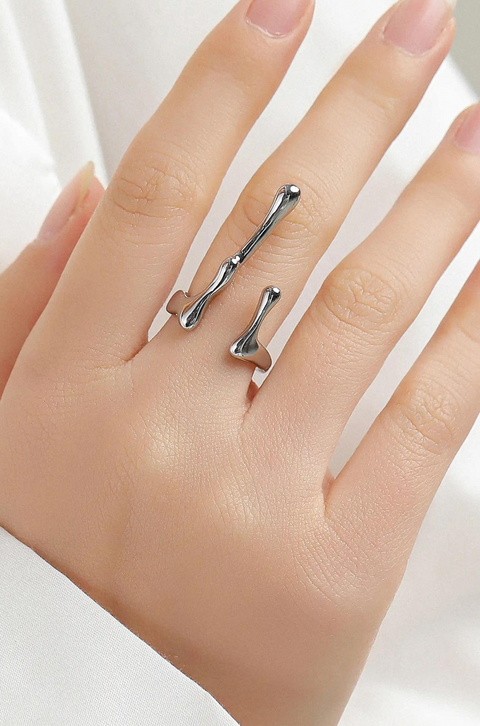Drip ring, creating an abstract, almost musical note-like design.