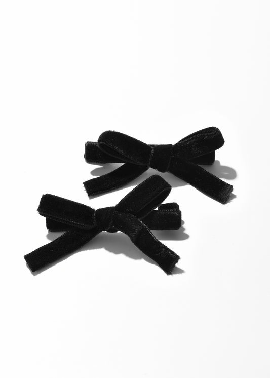 Bow hair clip designed in a black velvet ribbon.