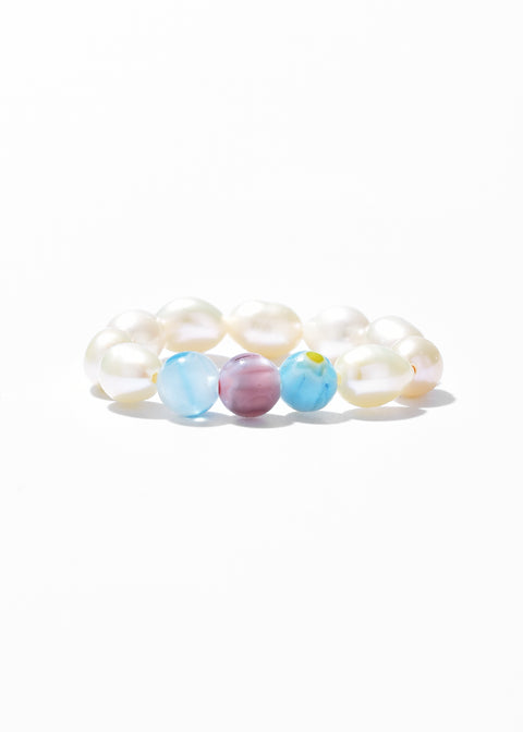 A pearl ring with alternating white pearls and colorful marble beads.