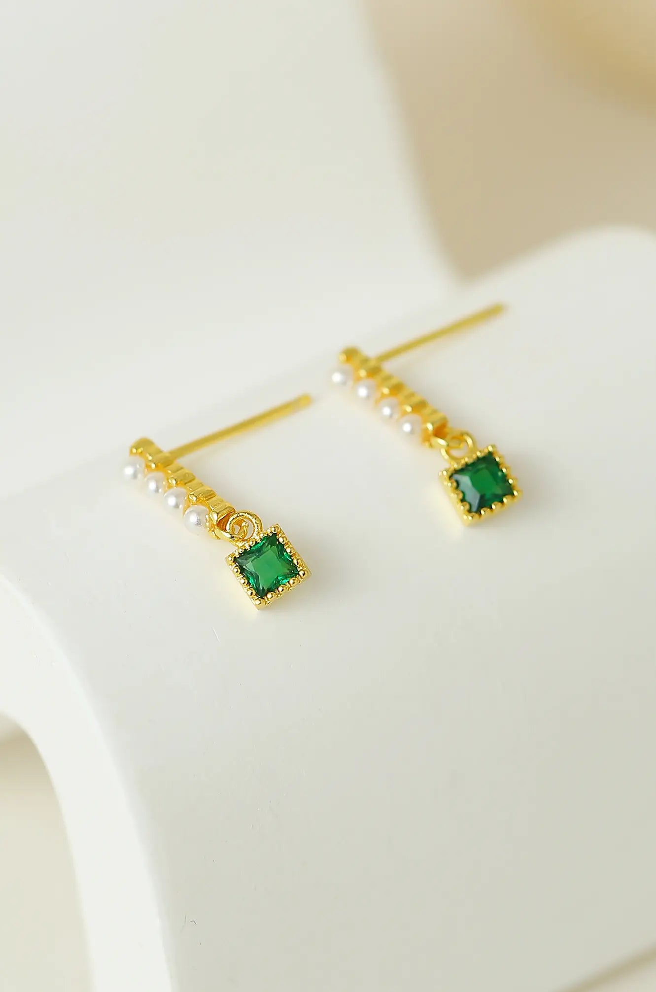 Aretes colgantes de barra de perlas verde esmeralda